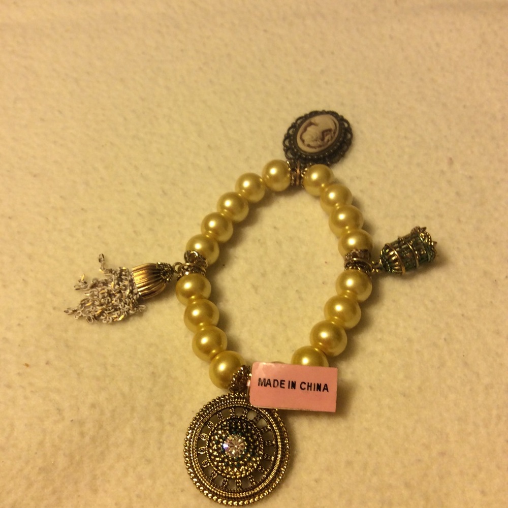 Pearl Charm bracelet, so cute!
